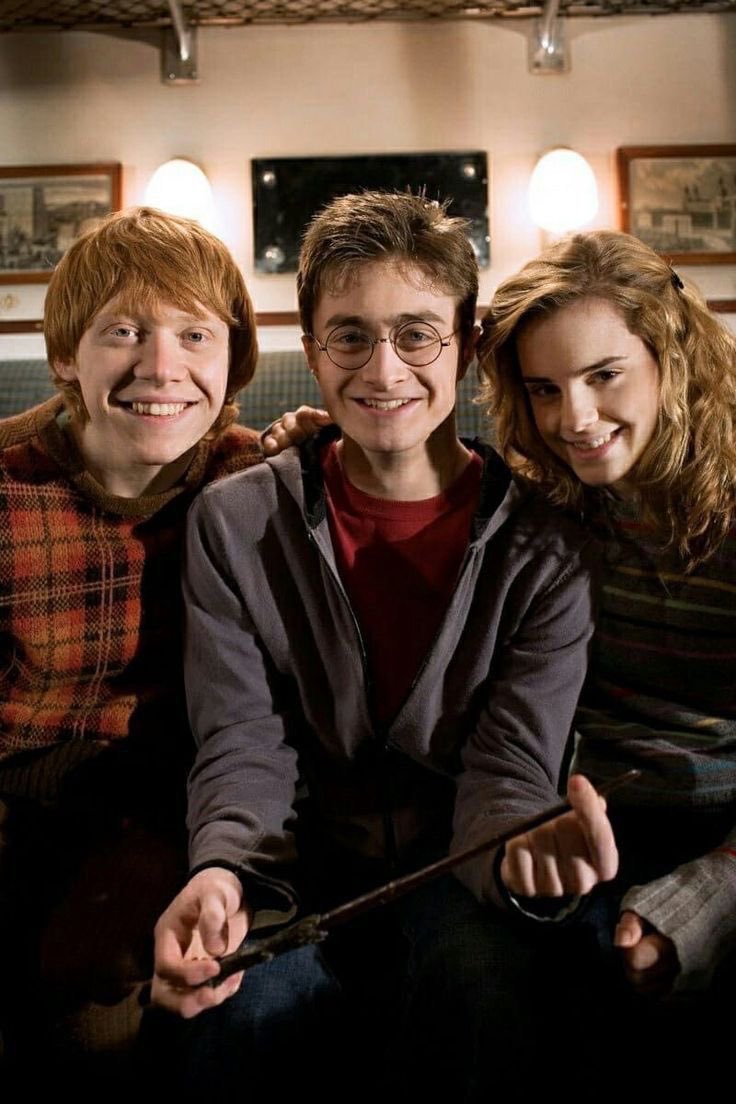 thiegonovais's tweet photo. Daniel Radcliffe admitiu em entrevista com a PEOPLE trocar mensagens com Emma Watson e Rupert Grint sobre a série de Harry Potter da HBO:

“Você vê as fotos dessas crianças e dá vontade de pegá-las e abraçá-las. Esse é o impulso que acho que todos nós, principalmente, temos” https://t.co/8isElOTtl8