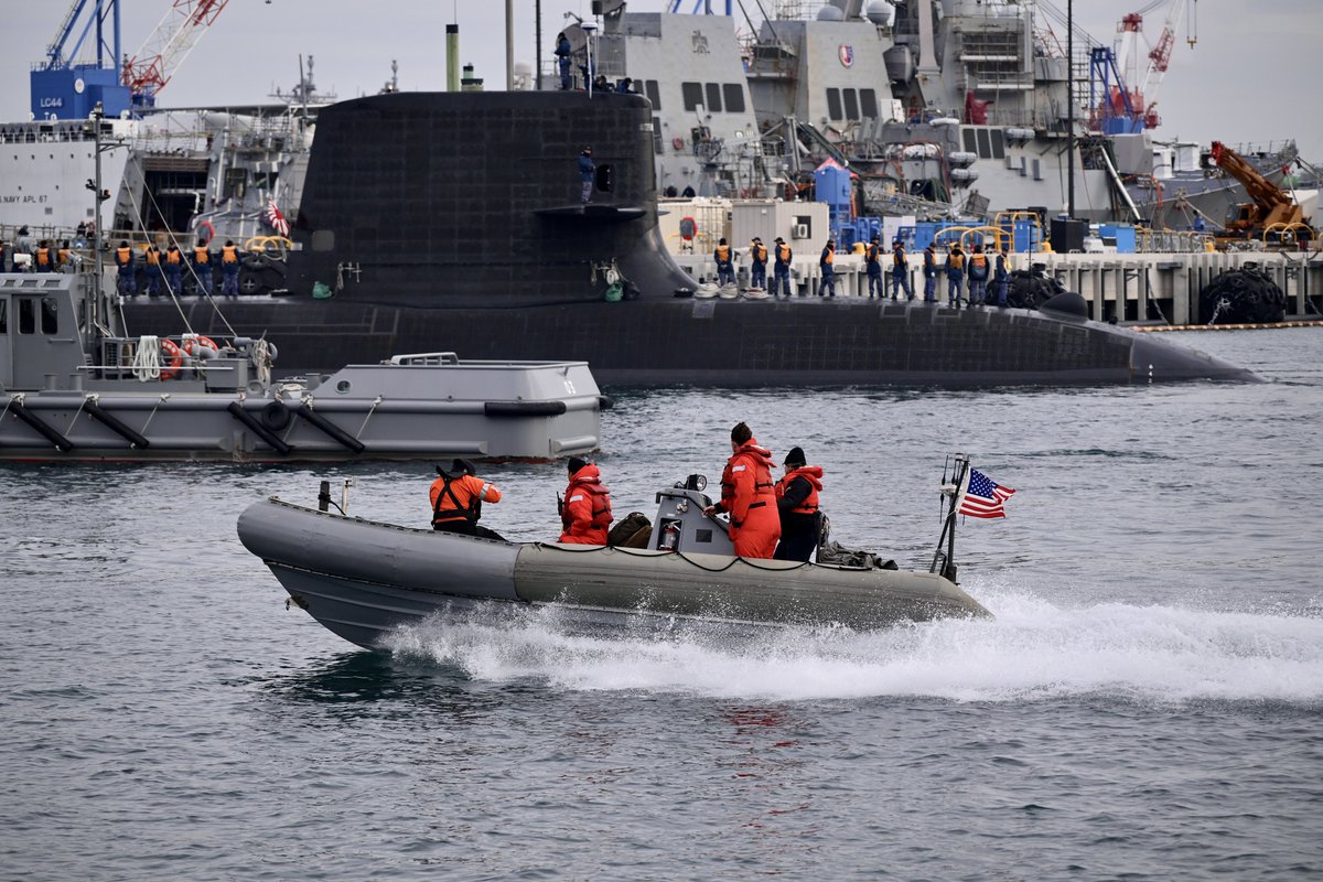 Bangasa2040's tweet image. 2025年2月3日
横須賀基地に入港中のそうりゅう型潜水艦(艦名不明)とすれ違う米海軍のMk.6 RHIB
ヴェルニー公園より撮影。
Mk6.RHIBは主に米海軍の戦闘艦艇に搭載されている複合艇で、内火艇よりも軽量且つ揚収機構が単純なのが特徴。
#そうりゅう型潜水艦
#RHIB