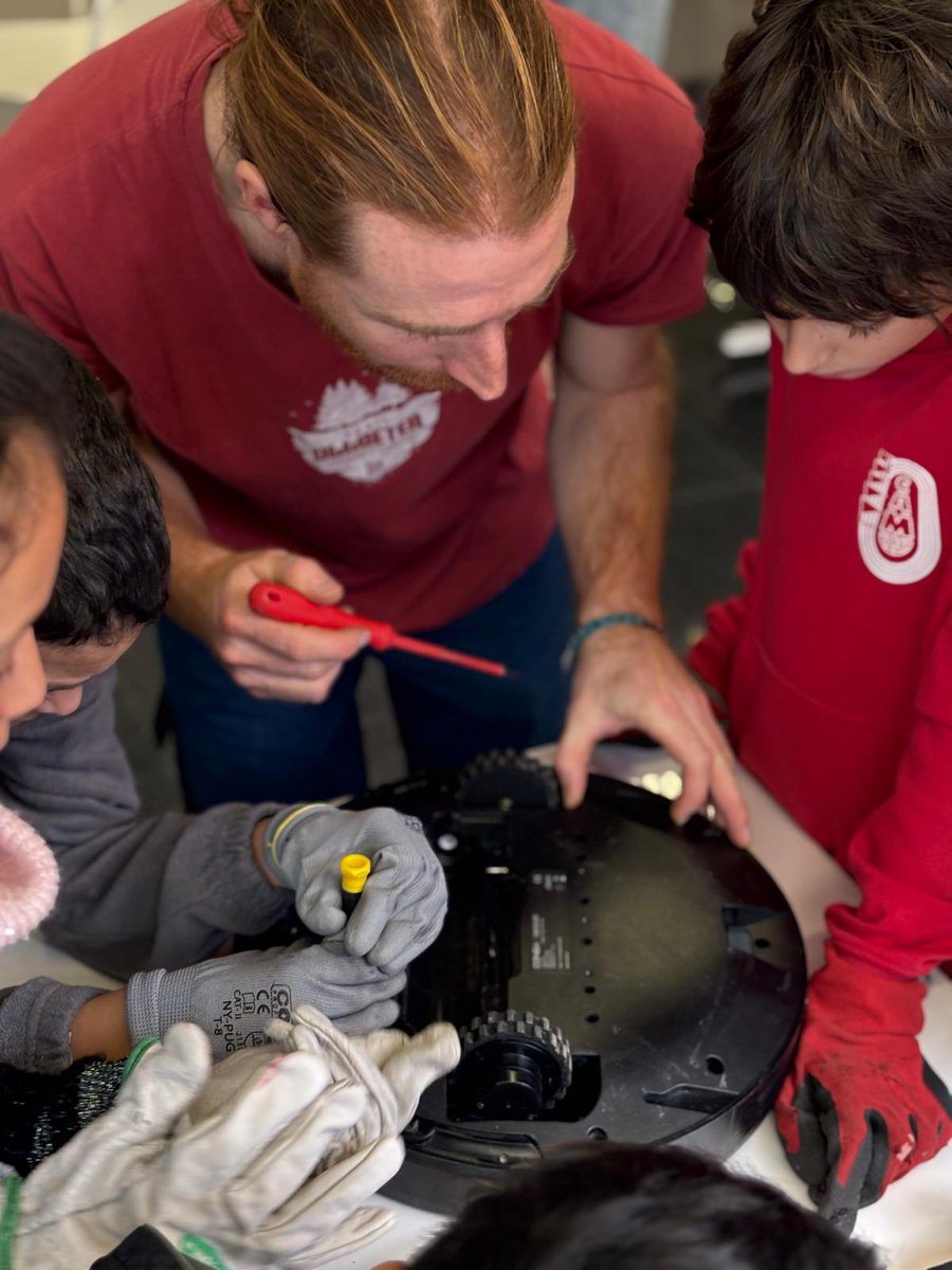 bmanresaab's tweet image. #CocreaBibliolab “Transforma Trastos”🔧🔋 amb el Pau i l’Aleix de la La Codornella ❤️ i els alumnes de 4t primària de l’escola Les Bases 😍 La biblioteca esdevé un bonic espai d’experimentació, creativitat i reflexió crítica sobre el consum tecnològic 🙌

#bibliolabXBM #manresa