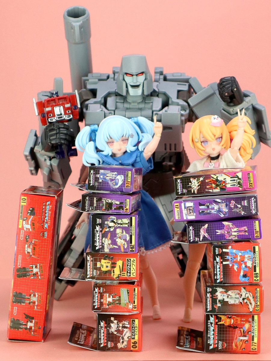 1弾2弾と20年以上前のちっちゃなおもちゃ屋さんコンボイとの比較

2弾のデ軍のデカさが凄い
個人的に1弾のメガトロンが全部の中での大当たりだと思います

ビーストウォーズの対決セットパッケージも出て欲しいなと思いました