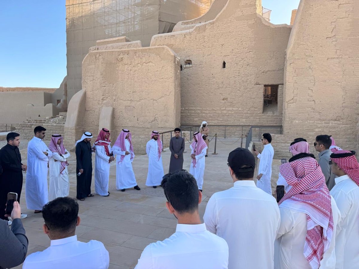 بالتعاون مع هيئة تطوير #بوابة_الدرعية 

 <a href="/DGDA_SA/">هيئة تطوير بوابة الدرعية</a> 

نظم القسم زيارة طلابية إلى حي #الطريف التاريخي بـ #الدرعية وذلك للتعرف على أساليب #الحفاظ و #الترميم للمواقع التراثية وأساليب العرض الضوئي في قصر #سلوى التاريخي ضمن أنشطة المقررات التطبيقية.

أشرف على الزيارة د. عبد اللطيف أفندي