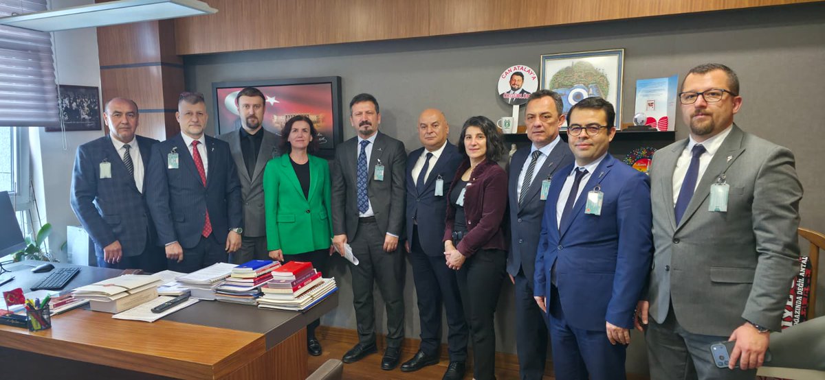 Oda Başkanımız T. Murat Karabayoğlu ve beraberindeki oda başkanları, Ankara’da gerçekleştirilen bir dizi ziyaret kapsamında TBMM ‘de Antalya Milletvekili Sayın Aliye Coşar’ı ziyaret etti. Heyetimizi kabul eden Sayın Aliye Coşar’a teşekkür ederiz.