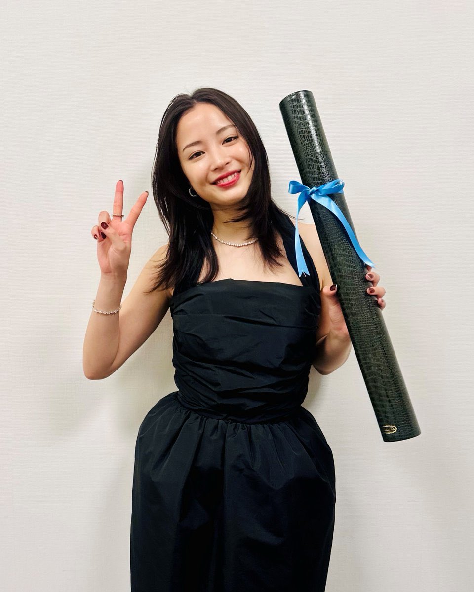 hrs_art's tweet photo. ブルーリボン賞おめでと〜👑
可愛すぎる🥰

#広瀬すず #ブルーリボン賞 https://t.co/s1rCxToEBP