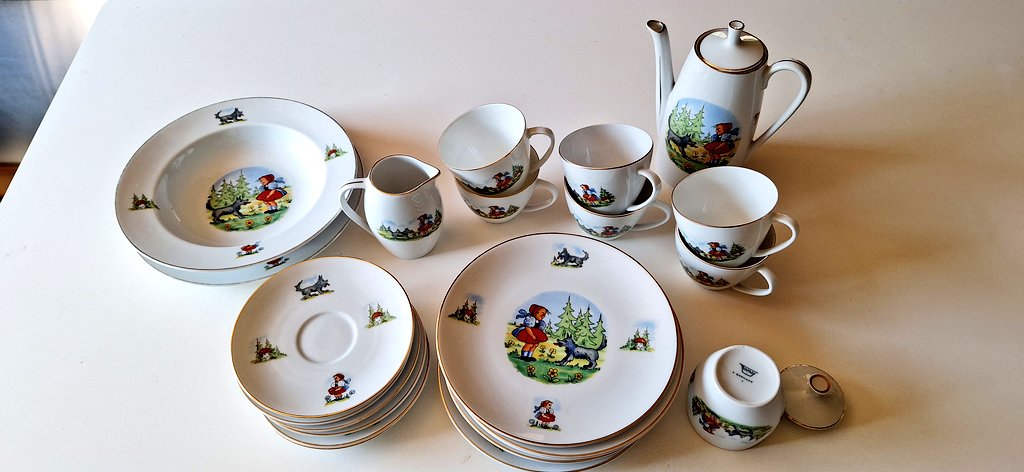 Meine Mutter hat mich gebeten hier mal rumzufragen ob jemand Interesse hat, dieses Fürstenberg Geschirr zu kaufen oder das Rotkäppchen Geschirr von Thomas. Es steht bei ihr nur im Schrank rum. Bei Interesse gern melden. Gerne RT für die Reichweite. Danke euch.