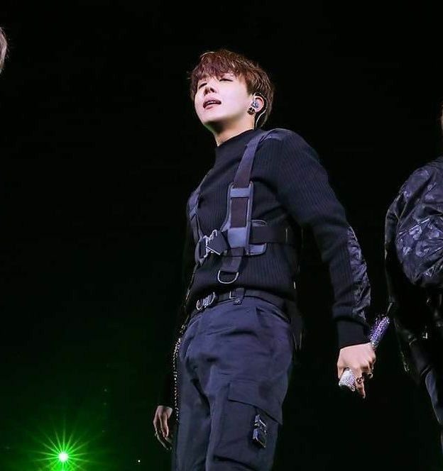 lattejoons's tweet image. i never moved on from his dior fit