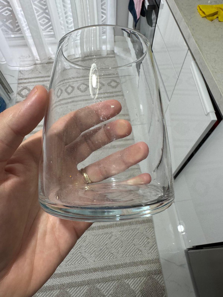 Fatmanurbs04's tweet photo. İki senelik bulaşık makinasının çıkardığı bardak servis çağırdık filtreden kaynaklı olduğunu söylediler filtreler düzenli temizlendiği halde bu şekilde yıkadığını söylediğimizde merkeze yönlendireceklerini söylediler.  Bu hafta içi kaymakamlığa gideceğiz.  @arcelik 
#arcelik https://t.co/lK6kd5BEmn