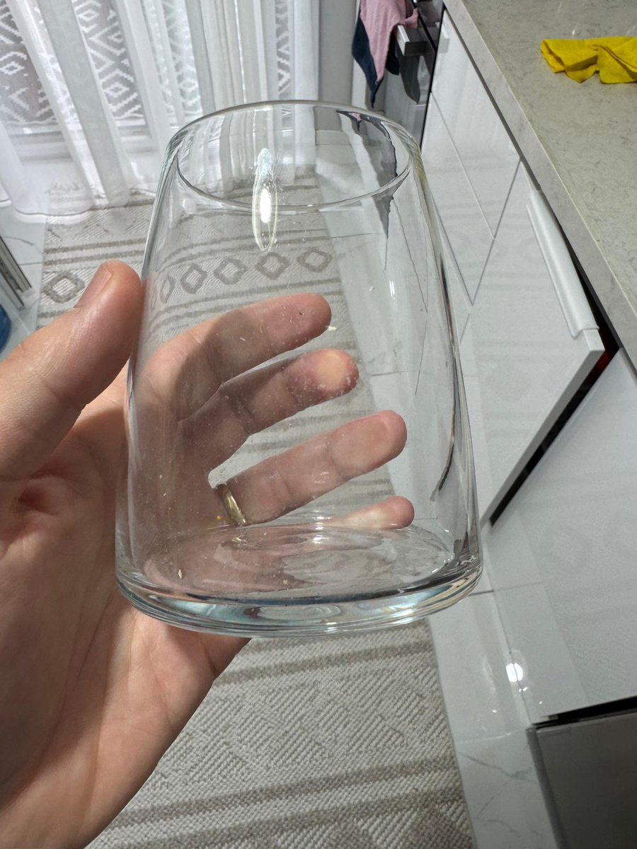 Fatmanurbs04's tweet photo. İki senelik bulaşık makinasının çıkardığı bardak servis çağırdık filtreden kaynaklı olduğunu söylediler filtreler düzenli temizlendiği halde bu şekilde yıkadığını söylediğimizde merkeze yönlendireceklerini söylediler.  Bu hafta içi kaymakamlığa gideceğiz.  @arcelik 
#arcelik https://t.co/lK6kd5BEmn