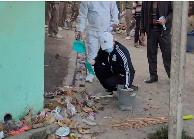bstvlive's tweet photo. अलीगढ़ : खेरेश्वर मंदिर पहुंचे अलीगढ़ एसएसपी

➡मंदिर,आसपास की गंदगी को किया साफ
➡SSP की श्रमदान वाली वीडियो वायरल
➡लोधा इलाके के प्राचीन मंदिर का मामला

#Aligarh #SSP #Shramdan #CleanlinessDrive @aligarhpolice https://t.co/JOaYav8kN2