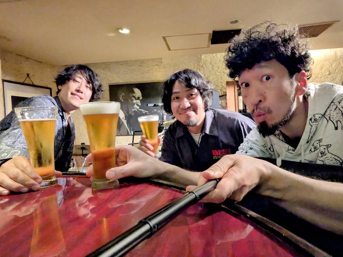 昨日はG's barさん
ありがとうございました。

打ち合わせしたわけではないですが
ニューオリンズものが増えてきて楽しい。
昨日はとても尊敬するジョージポーター様のバンドの曲からも一曲。

次回は4/9
チップ制なのでお気軽に是非とも。