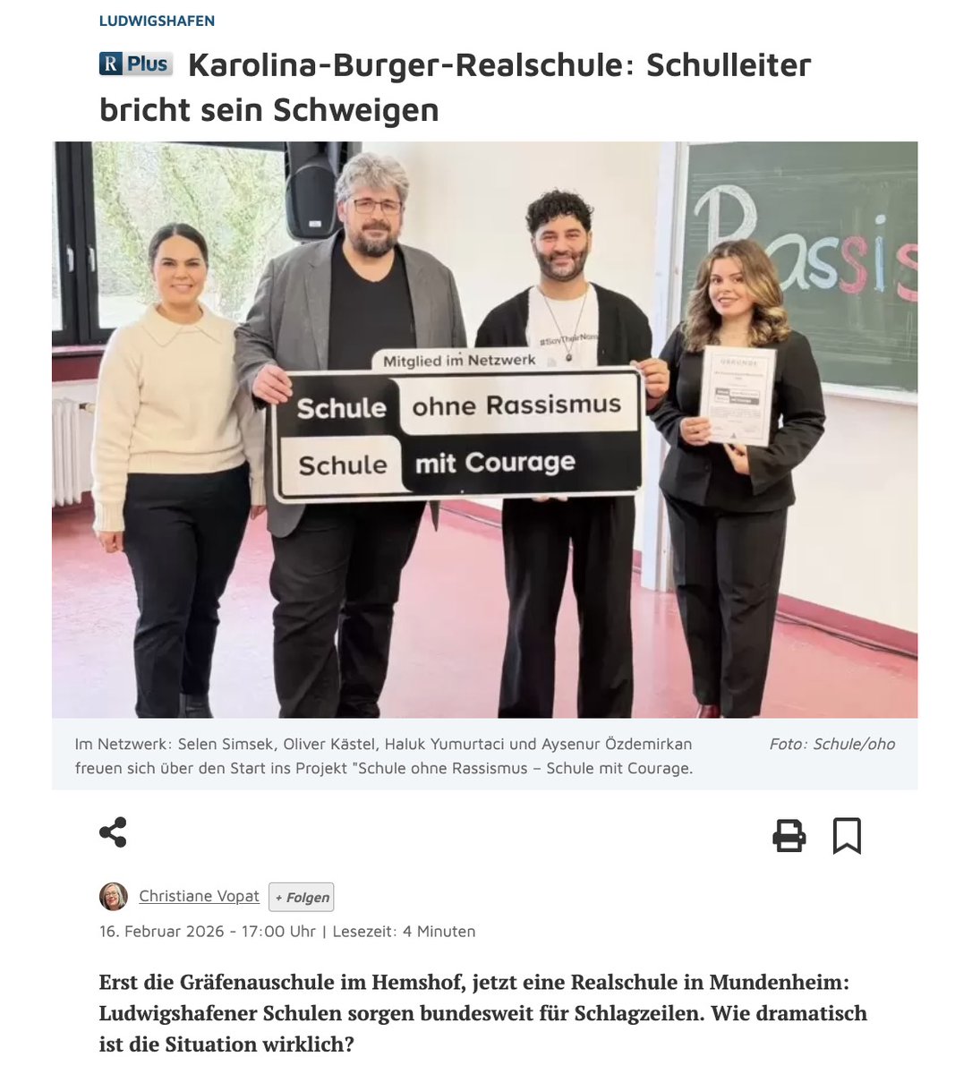 jannibal_'s tweet photo. Neues aus der »late stage BRD«: Die Karolina-Burger-Realschule in Ludwigshafen (677 von 783 Schülern haben Migrationshintergrund) gerät in die Schlagzeilen, weil Lehrer einen Brandbrief verfassen (darunter Ausführungen über schwere Gewalt und Demütigung), es zu Amokalarm und Reizgasattacken kommt. Schließlich muss die Polizei den Schulhof bewachen. Was beschließt man, in so einer Situation zu tun? Man tackert sich ein Schild mit »Schule ohne Rassismus« an die eigene Tür, es gibt Tee und Kuchen im Lehrerzimmer, der SPD-Schuldirektor führt aus: »Eine Handvoll unserer Schüler war bereits mit der Polizei in Kontakt. 20 bis 30 Spitzbuben sind dabei.« Der Rest sei aber ganz lieb. Dazu sollen Schulpsychologen, Jugendamt und Sozialarbeiter die Probleme lösen, die auch mit der »Identitätsbildung« in Deutschland zu tun hätten. Der Projektkoordinator des Landes für die »Schulen ohne Rassismus« ergänzt: »Wir brauchen Orientierung für Lehrer und Hilfsangebote, zum Beispiel im Umgang mit der AfD.« Herrlich.
https://t.co/jOBl5jwgmV
