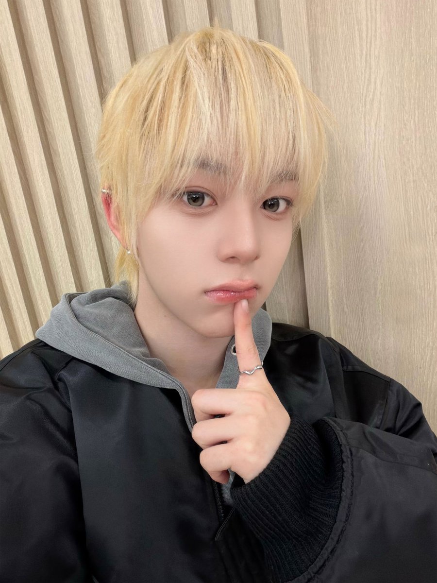 ahofbase's tweet photo. [✴️] 260217 AHOF OFFICIAL WEIBO Update with #CHIHEN 

"[CHIHEN]

To you who are still by my side in 2026.

Last year, on stage, whether it was because I was out of breath from exhaustion or worrying and struggling alone, FOHA was always by my side. Your cheers gave me motivation, and your love warmed my heart. The warmth conveyed thru the screen, the hearts that have guarded countless nights together, all of these are deeply etched in my heart. I have always been thinking about how to repay, how to give back.

No matter what, you always like me, always saying we are the coolest and the best, but I actually know that it will still take some time for me to become the idol you are proud of. However, I will not forget this initial intention and will continue to work hard. Please take care of me this year as well. I love you all.

Happy New Year 🎆"

#즈언 
#AHOF #아홉
@AHOF_official