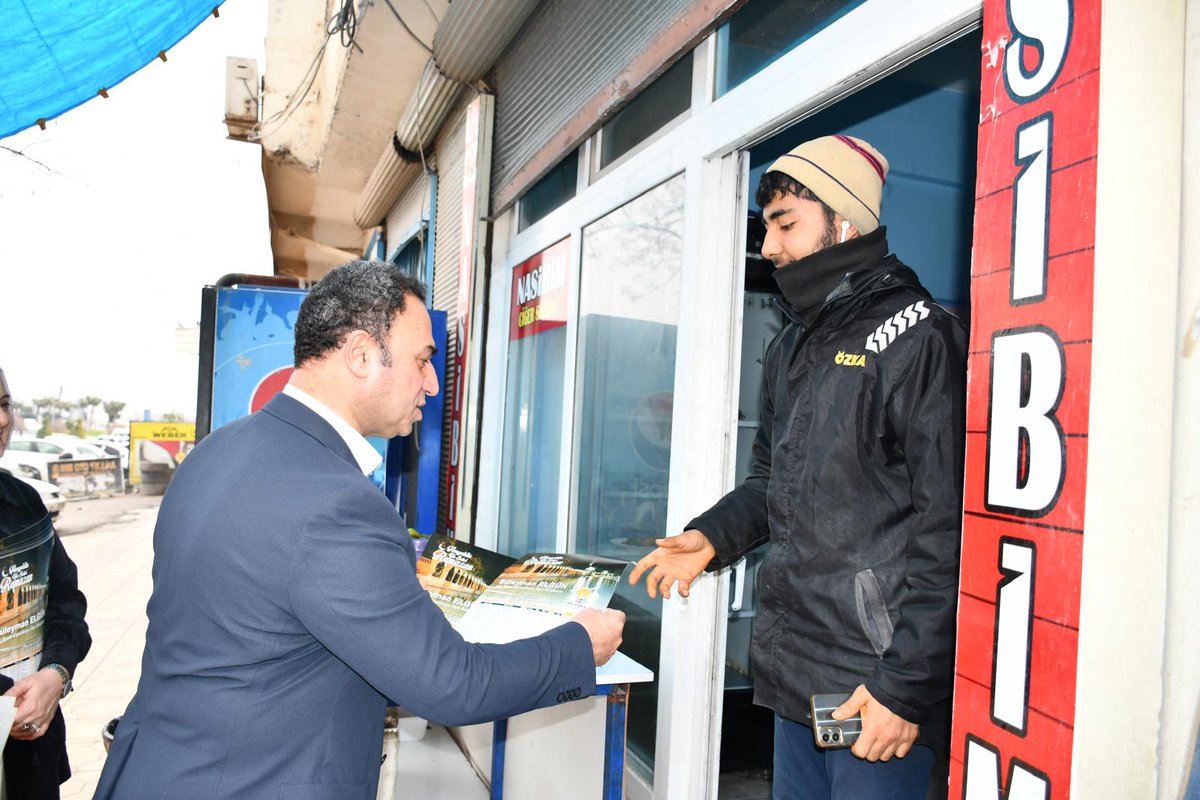 Eyyübiye Sahada!

Cumhurbaşkanımız Sayın Recep Tayyip Erdoğan’ın selamlarını iletmek, hemşehrilerimizle gönül gönüle olmak ve Ramazan ayının bereketini birlikte karşılamak adına sahadayız.

İlçe Başkanımız Süleyman Elgün öncülüğünde, Yönetim Kurulu üyelerimiz, Kadın Kollarımız,