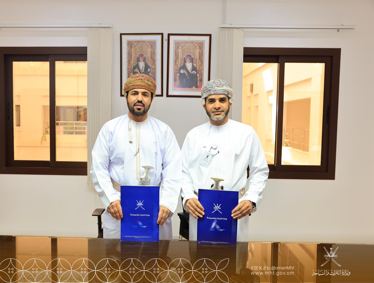 OmanMHT's tweet photo. وقعت الوزارة عقد إعارة لعدد من العينات النيزكية مع شركة مراسيم للسياحة والاستثمار المشغلة لقلعة بهلا لعرضها في القلعة ،بما يعزز حضورها العلمي بوصفها نيازك موثقة يدعم المحتوى الثقافي للمعلم ويسهم في إثراء تجربة الزوار.

#تراث_وسياحة https://t.co/8OkDYsPJr1