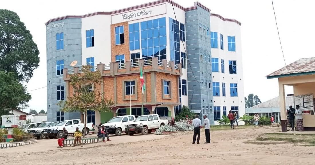 MagazineJimbere's tweet image. 👮‍♂️ À #Kayanza (@PButanyerera), quatre des huit élèves arrêtés le 11 février 2026 dans le cadre de l’enquête sur l’incendie ayant détruit le dortoir des filles, ainsi que les matelas et autres effets, ont été relâchés ce week-end (x.com/i/status/20189…)

⚖️ Le procureur de la