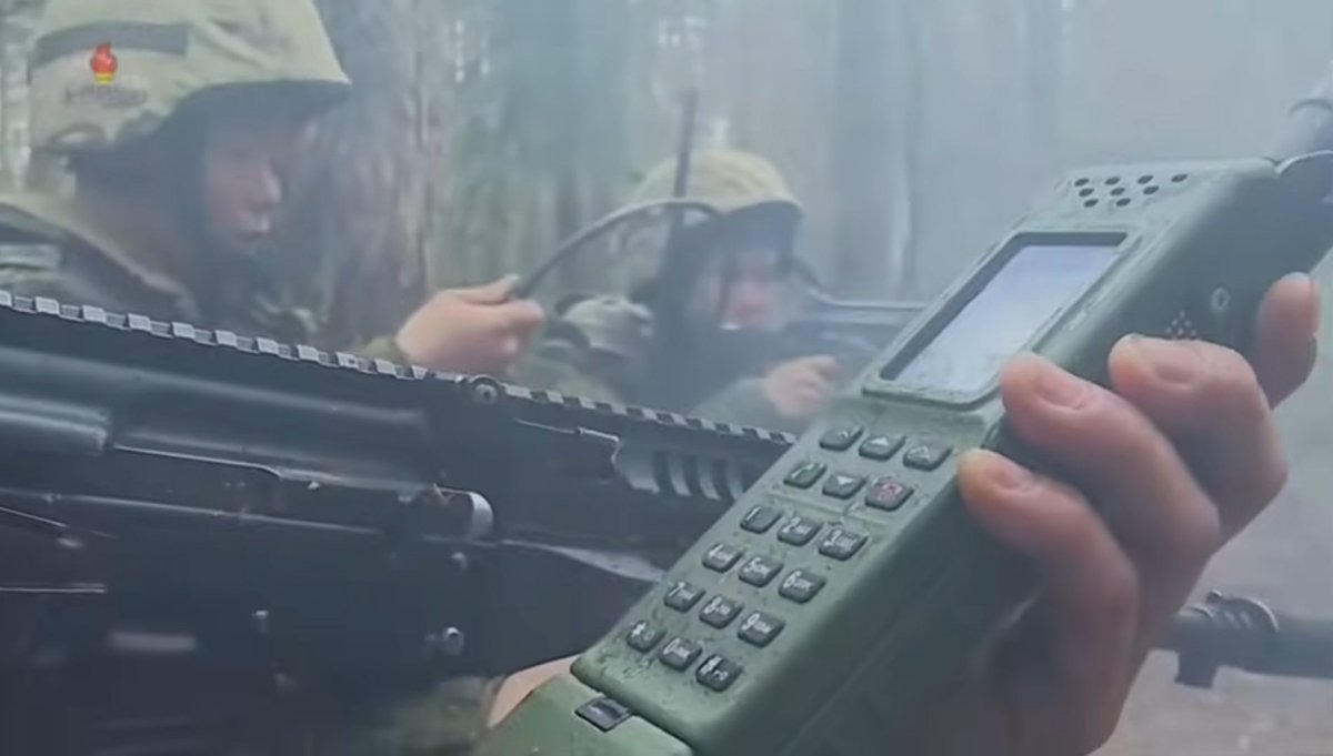 KPA_bot's tweet photo. AK-12…2018年にロシア軍が採用した制式自動小銃。クルスクに派兵された部隊がAK-12を使用。多くの場合1P87ドットサイトを装着する。2025年10月の閲兵式では派兵されていた海外作戦部隊がAK-12等ロシア軍の装備をそのまま身につけて現れた。 https://t.co/mFSVMkZgXA