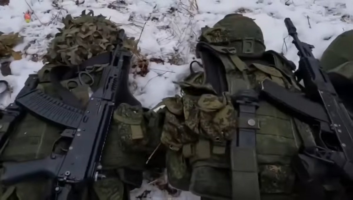 KPA_bot's tweet photo. AK-12…2018年にロシア軍が採用した制式自動小銃。クルスクに派兵された部隊がAK-12を使用。多くの場合1P87ドットサイトを装着する。2025年10月の閲兵式では派兵されていた海外作戦部隊がAK-12等ロシア軍の装備をそのまま身につけて現れた。 https://t.co/mFSVMkZgXA