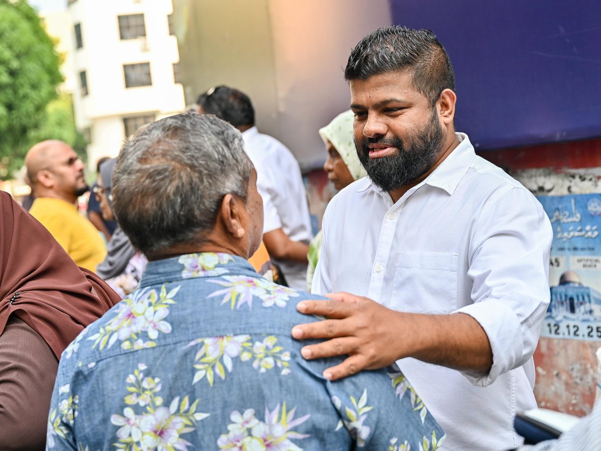 ލޯކަލް ކައުންސިލް އިންތިހާބުގައި މާފަންނު ހުޅަނގު ދާއިރާއަށް އެމްޑީޕީ ޓިކެޓުގައި ވާދަކުރައްވާ ކެންޑިޑޭޓުން ދޮރުން ދޮރަށް ހިނގުމުގެ ހަރަކާތުގެ ތެރެއިން. 

<a href="/adamazim/">Adam Azim, Mayor of Male’ City</a> 
 
#VoteMDP #EmmengeVoteThilafathah