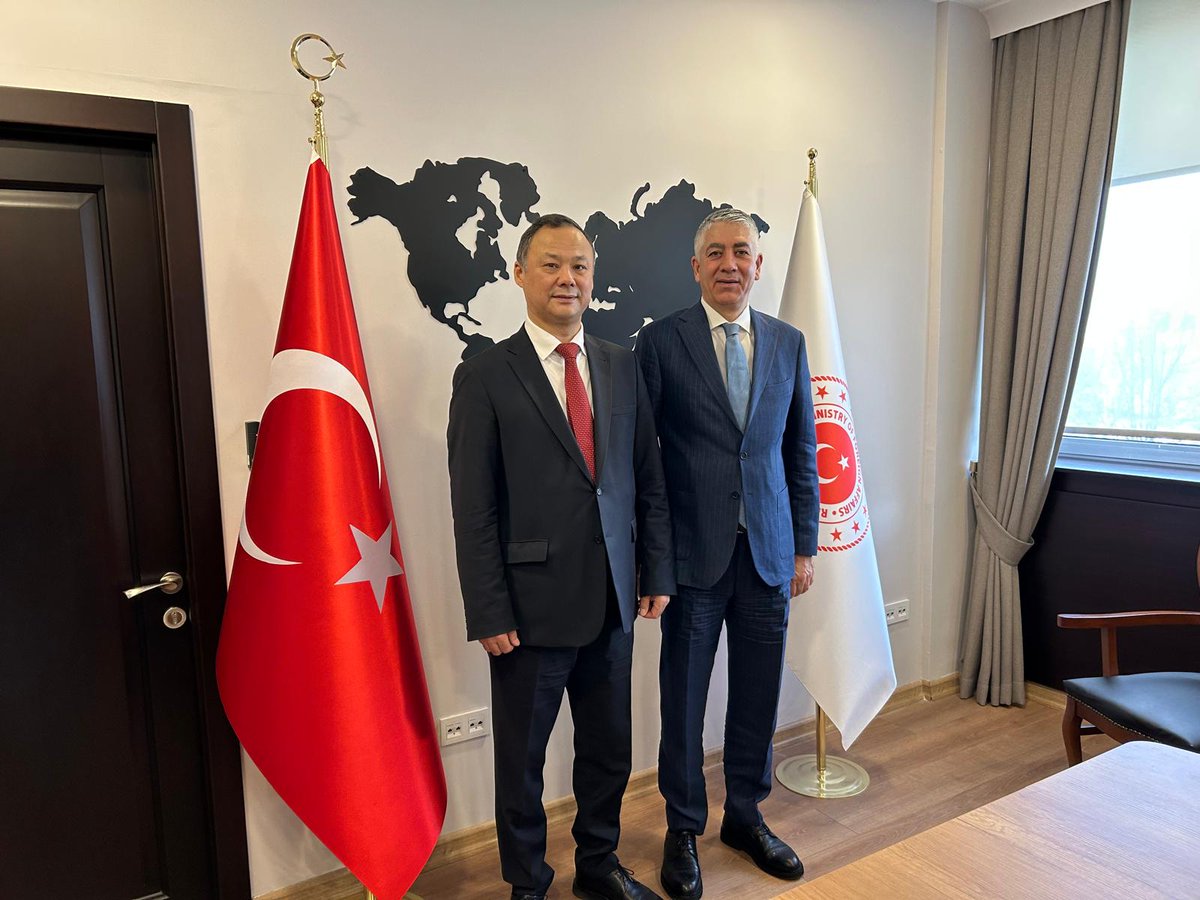 TC_Disisleri's tweet photo. Bakan Yardımcımız H. Ali Özel, nezaket ziyareti çerçevesinde Kırgızistan’ın Ankara Büyükelçisi Ruslan Kazakbaev’i kabul etti. https://t.co/lly8WLE7nF