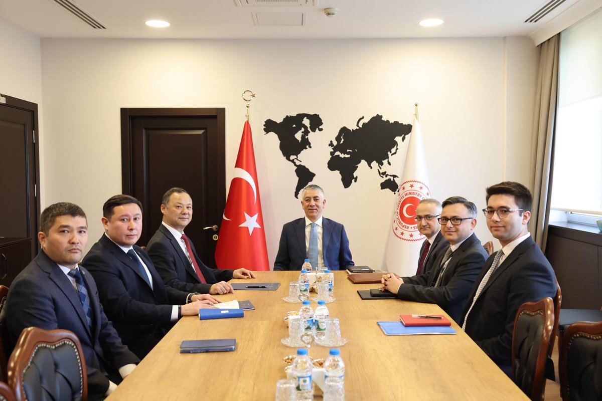 TC_Disisleri's tweet photo. Bakan Yardımcımız H. Ali Özel, nezaket ziyareti çerçevesinde Kırgızistan’ın Ankara Büyükelçisi Ruslan Kazakbaev’i kabul etti. https://t.co/lly8WLE7nF