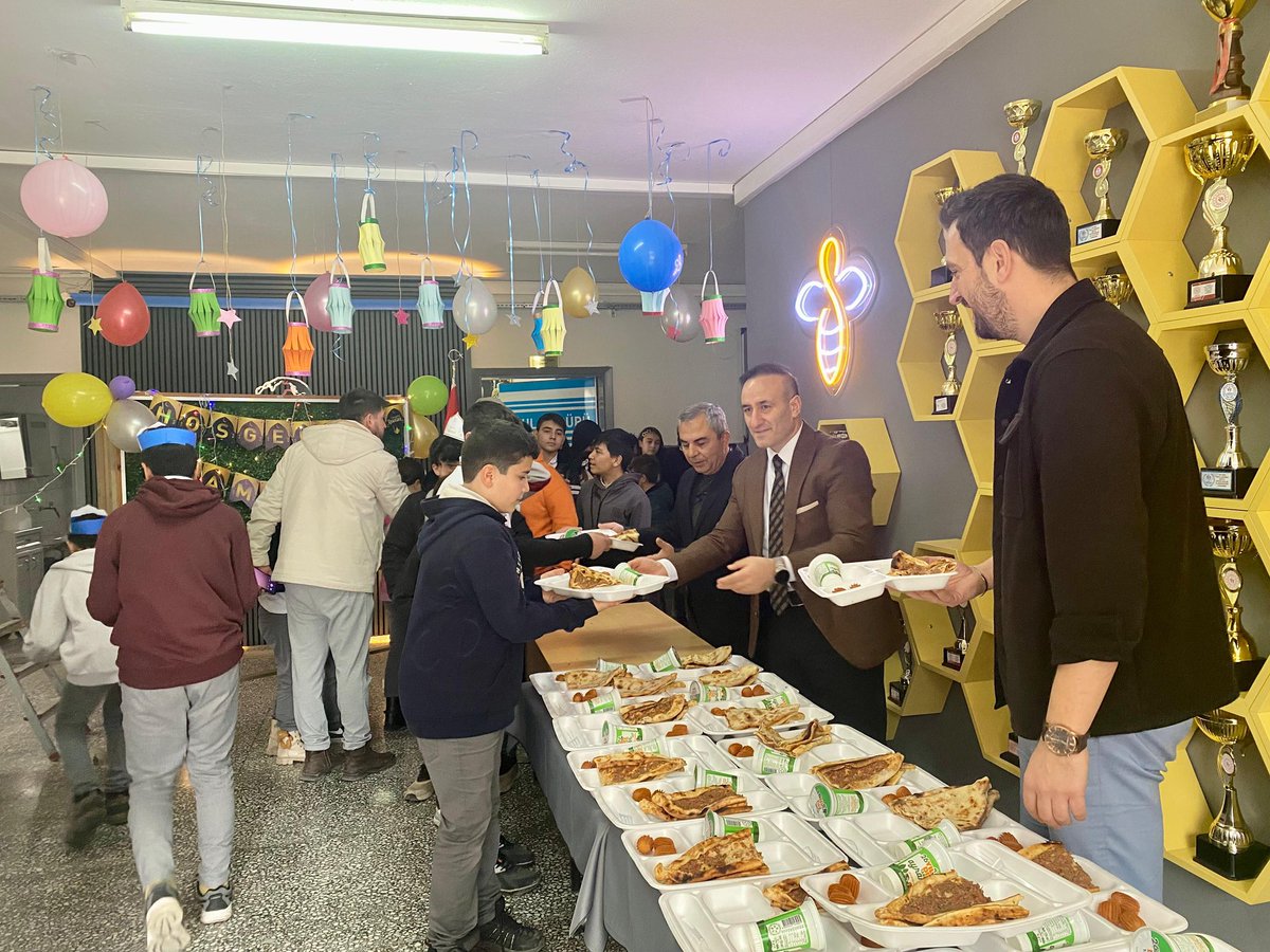 🌙✨ Mübarek Ramazan ayı öncesinde İlçemiz Oklubalı Sabri Kahvecioğlu İlk/Ortaokulu, oluşturulan tematik süslemelerle Ramazan’ın manevi atmosferini okul ortamına taşıdı. Koridor ve sınıflarda Ramazan temalı düzenlemeler gerçekleştirilerek öğrencilerin ilgisini çeken çalışmalar