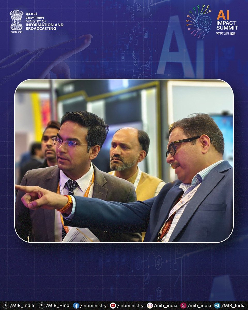PIBBengaluru's tweet image. ಕೇಂದ್ರ ವಾರ್ತಾ ಮತ್ತು ಪ್ರಸಾರ ಸಚಿವಾಲಯದ ಕಾರ್ಯದರ್ಶಿ ಶ‍್ರೀ ಸಂಜಯ್ ಜಾಜು ಅವರು #IndiaAIImpactSummit2026 ನಲ್ಲಿನ #WAVES ಕ್ರಿಯೇಟರ್ಸ್ ಕಾರ್ನರ್‌ಗೆ ಭೇಟಿ ನೀಡಿದರು. ಭಾರತದ ಸೃಜನಶೀಲ ಪರಿಸರ ವ್ಯವಸ್ಥೆಗೆ ಶಕ್ತಿ ತುಂಬುತ್ತಿರುವ ಅತ್ಯಾಧುನಿಕ ಎಐ ಆವಿಷ್ಕಾರಗಳನ್ನು ಅವರು ಈ ಸಂದರ್ಭದಲ್ಲಿ ಪರಿಶೀಲಿಸಿದರು.