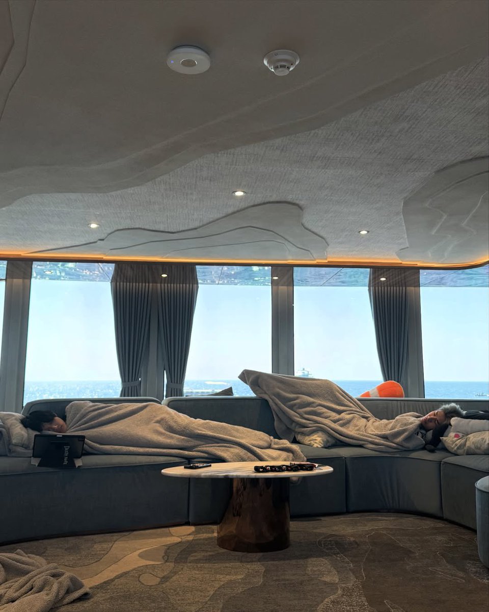 แอบเขินมาก ทั้ง ๆ ที่สุนการแตะตัว แอบคิดถึงวันไหนที่นางนอนเอาหัวไว้ข้างกัน