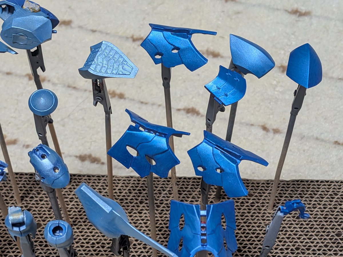 #ファレフォ
#トゥルーメタリック

グレイサフからの1回目
かなり薄めの筆塗りでここまで発色

筆でも綺麗にメタリック塗装できそうなのもグッド😄

色はサファイアブルーのベースとライト