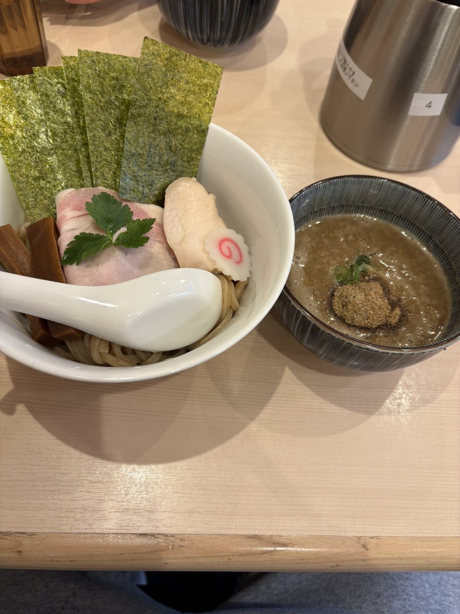 itaitasansan's tweet photo. 最近お気に入りのラーメン屋さんへ
今夜はつけ麺にしました
ボリュームタップリでうま！
お得なトッピングサービスもやっててオススメです

#麺屋吉澄
#蒲田ラーメン https://t.co/yL3jNHUK8i