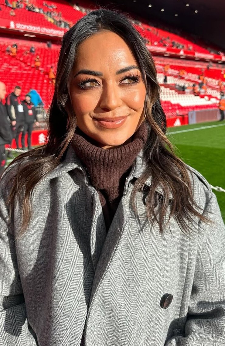 Stunning Jules Breach 💕