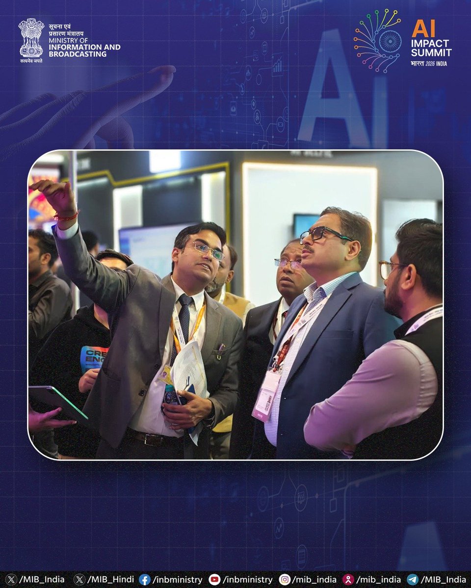PIBBengaluru's tweet image. ಕೇಂದ್ರ ವಾರ್ತಾ ಮತ್ತು ಪ್ರಸಾರ ಸಚಿವಾಲಯದ ಕಾರ್ಯದರ್ಶಿ ಶ‍್ರೀ ಸಂಜಯ್ ಜಾಜು ಅವರು #IndiaAIImpactSummit2026 ನಲ್ಲಿನ #WAVES ಕ್ರಿಯೇಟರ್ಸ್ ಕಾರ್ನರ್‌ಗೆ ಭೇಟಿ ನೀಡಿದರು. ಭಾರತದ ಸೃಜನಶೀಲ ಪರಿಸರ ವ್ಯವಸ್ಥೆಗೆ ಶಕ್ತಿ ತುಂಬುತ್ತಿರುವ ಅತ್ಯಾಧುನಿಕ ಎಐ ಆವಿಷ್ಕಾರಗಳನ್ನು ಅವರು ಈ ಸಂದರ್ಭದಲ್ಲಿ ಪರಿಶೀಲಿಸಿದರು.