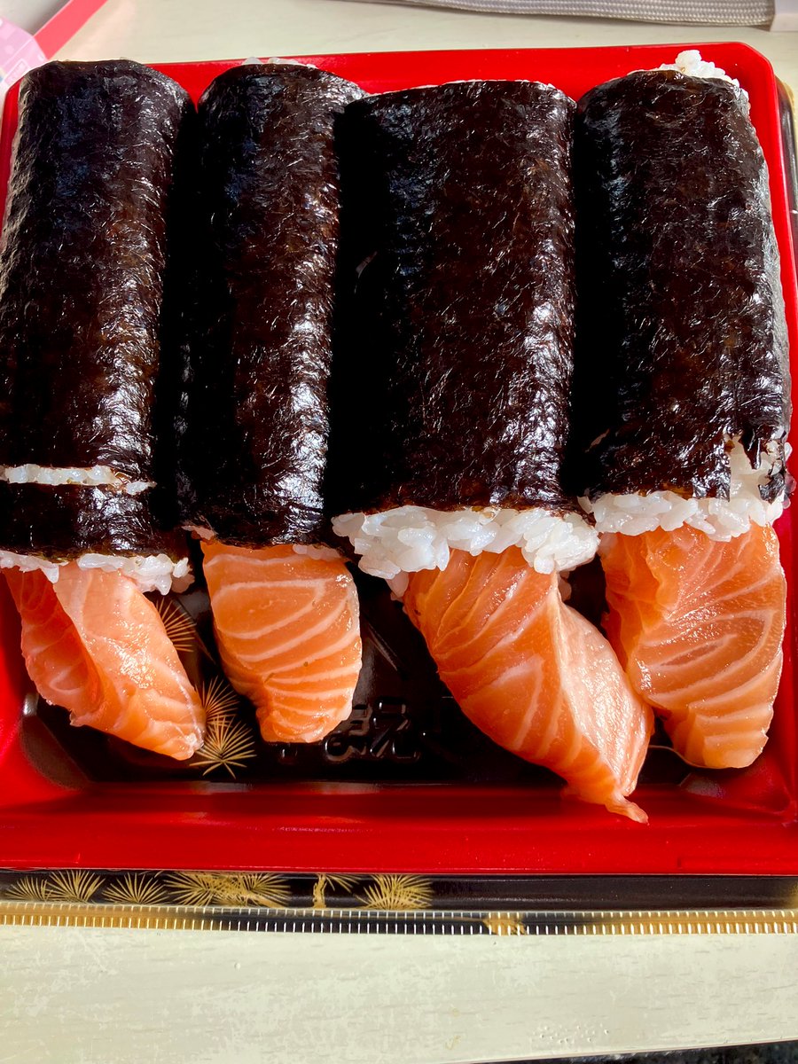 お誕生日に皆さんから沢山プレゼント🎁頂きました✨
会えた人からはケーキやサーモン巻き寿司なども✨
ありがとう！ありがとう😭