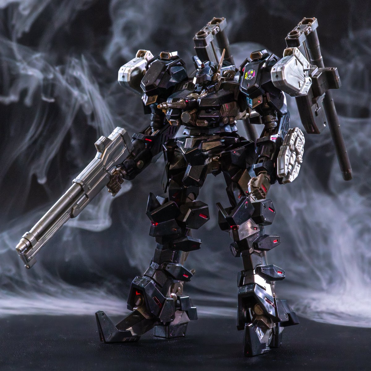 nameco_boy's tweet photo. #アーマードコア #デュアルフェイス #コトブキヤコレクション2026
コトコレの撮影ブースで撮らせてもらった自分のデュアルフェイスです。素組み無塗装でもちゃんとしたブースで撮るとカッコいい！ https://t.co/fXUjhiJYkC
