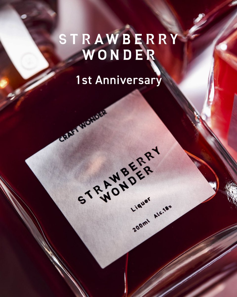 CraftWonder_jp's tweet photo. 1st Anniversary｜STRAWBERRY WONDER
────────
おかげさまで、CRAFT WONDERが展開する
極上の苺リキュール「STRAWBERRY WONDER」が
発売から約1年となりました。

公式オンラインストアや百貨店等でのイベントを通じて
多くの方に手に取っていただけて嬉しい限りです。

また、みなさまの応援に支えられ、
上質なレストランやバーでのお取扱いも増え、
STRAWBERRY WONDERを愉しんでいただける機会を
広げることができております。

改めて感謝申し上げます。

────────

STRAWBERRY WONDERは、
艶やかな色合い、華やかな香り、
濃厚な甘みとフレッシュな酸味のバランスが特徴の
濃厚な旬を味わう、極上の苺リキュールです。

「グラスに注ぎ炭酸で割る」
「アイスクリームやチーズケーキにかけてデザートに」
1本でバーやレストランで提供されるような
リッチなお酒体験をご自宅でもお愉しみいただけます。

・誕生日プレゼント
・記念日
・お祝い事
・クリスマス / バレンタイン / ホワイトデー
など

ギフトにおすすめの商品となっておりますので、
ぜひご利用くださいませ。

今後ともCRAFT WONDERをどうぞよろしくお願いいたします。

#STRAWBERRYWONDER #ストロベリーワンダー
#CRAFTWONDER #クラフトワンダー
#古都華

 https://t.co/ozjVJXuFBv