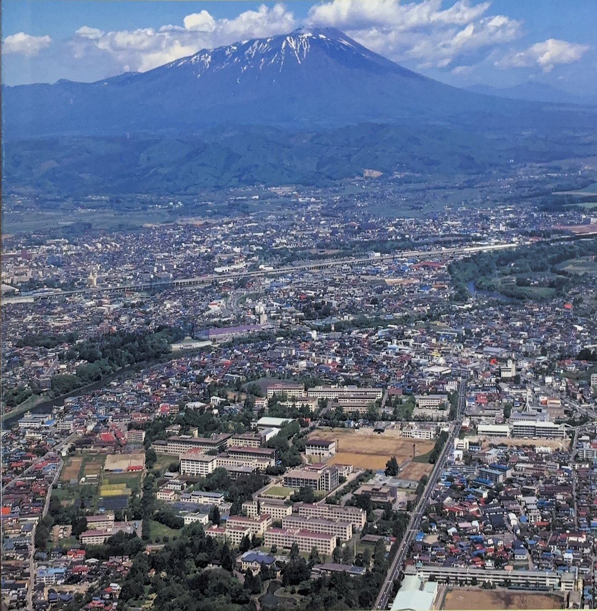30年前の盛岡の航空写真(岩手大学のパンフより)。 昔も今も岩手山は