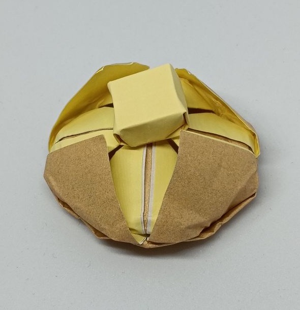 今日は、じゃがバターを折ってみました🥔🧈
15×15cm2枚（クリーム色とコルク色）を貼り合わせて、バターは6×6cm1枚
コルク色はなかったので、キャメル色を使用🐫
本場のじゃがバター、１回は食べてみたいな😋

そろそろ寝よ。
おやすみなさいませ😴