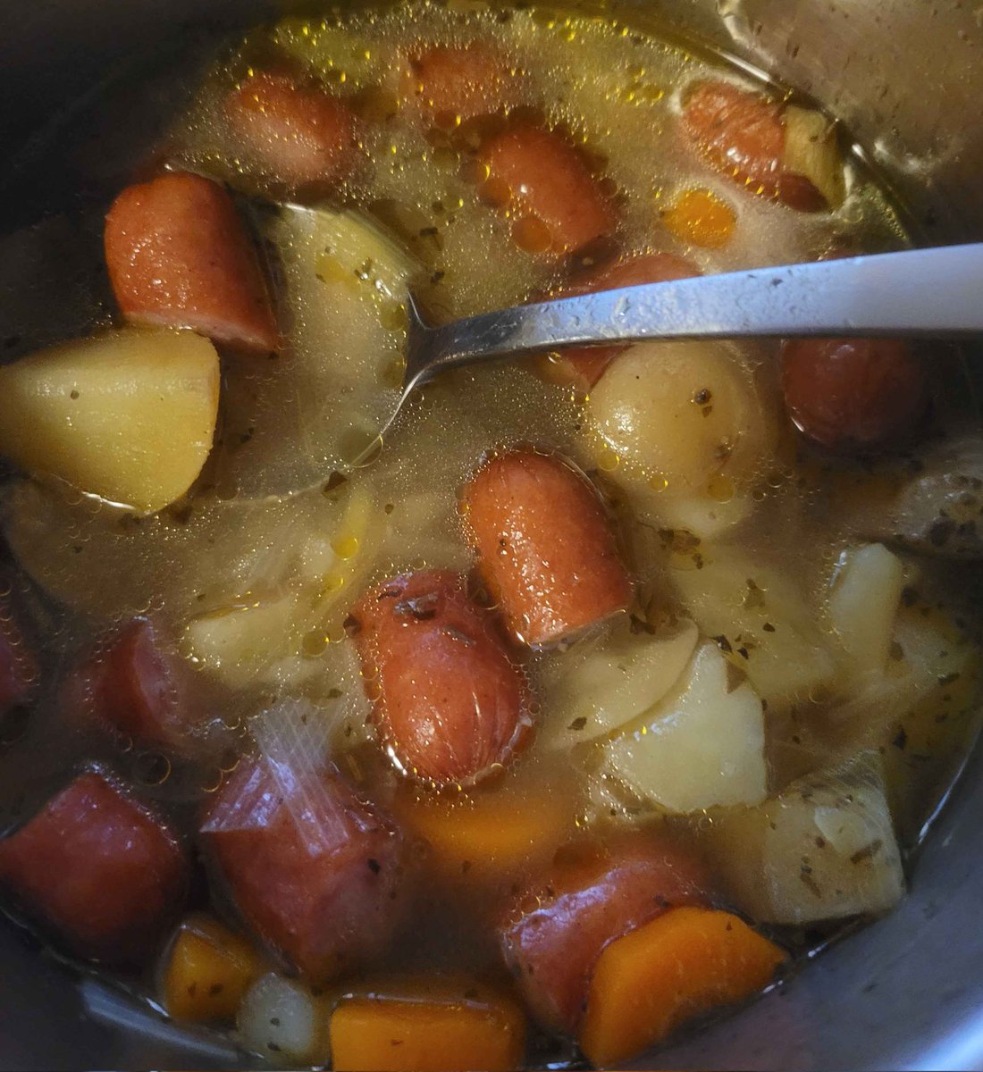Thats me > mein Lieblingsessen ist Suppe! Hier ein Bild meiner selbst gemachten Kartoffelsuppe mit Carbanossi. 🫶