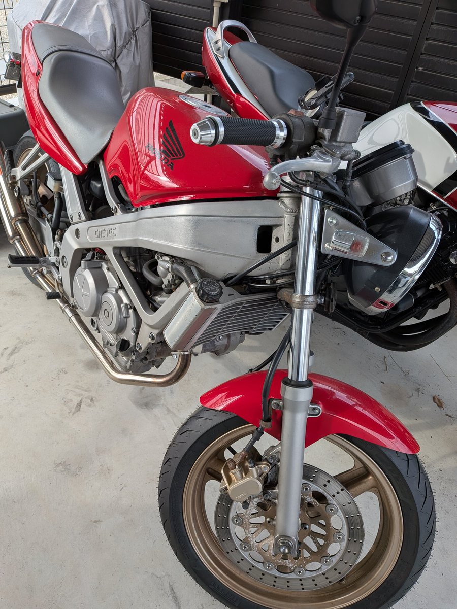 VT250スパーダのおもらししてる燃料コックはもう純正では出ない。 ただ