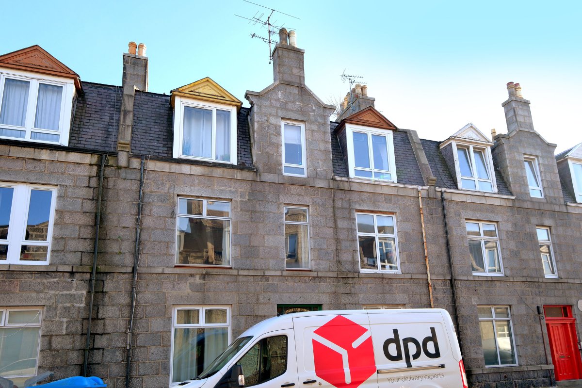 For sale | A 2-bedroom first floor flat, located in an area popular with first time buyers and rental investors, and within walking distance of the city centre.

📍  18c Elmbank Road, Aberdeen
📞 01224 626100
🔗 bit.ly/stron-18cElmba…