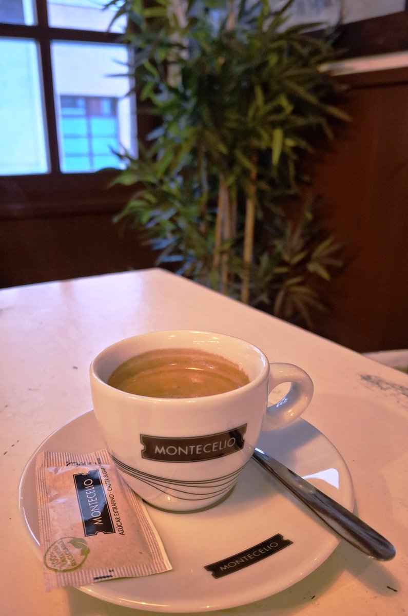 ☕️ Un #café en La Botica Indiana de la Plaza Mayor de #Gijón y... ¡al entierro de la sardina!
Se acaba el #Antroxu gijonés 2026...