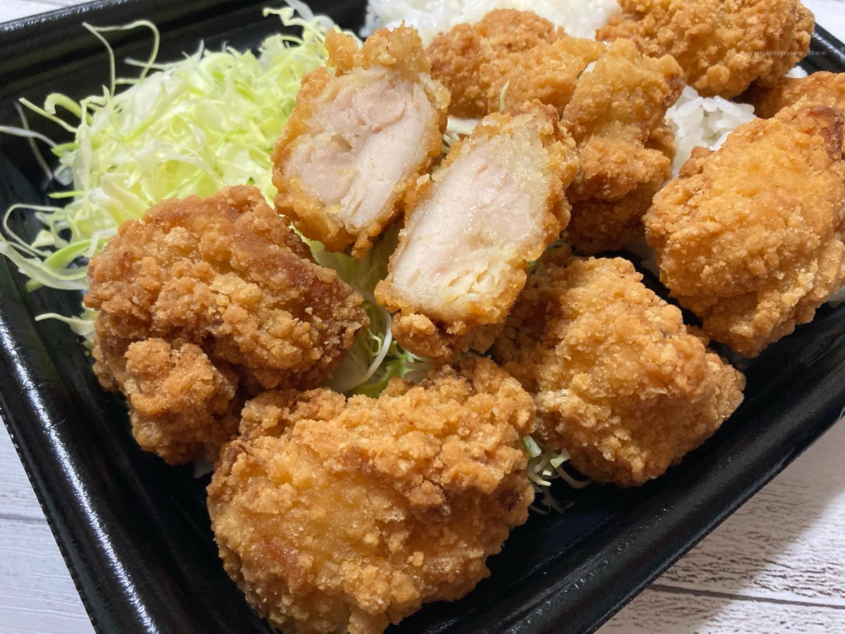 値段そのまま50％増量ローソン盛りすぎチャレンジ最終週
コスパ最高だった盛りすぎ！鶏のから揚げ弁当食べ納め
太っ腹ローソンを証明するかの様なずっしりした重みにクリームがパンパンに詰まった大きなツインシュー。クリームに溺れるまるで飲むシュークリームの様で仕事の疲れも吹き飛ぶような満足感