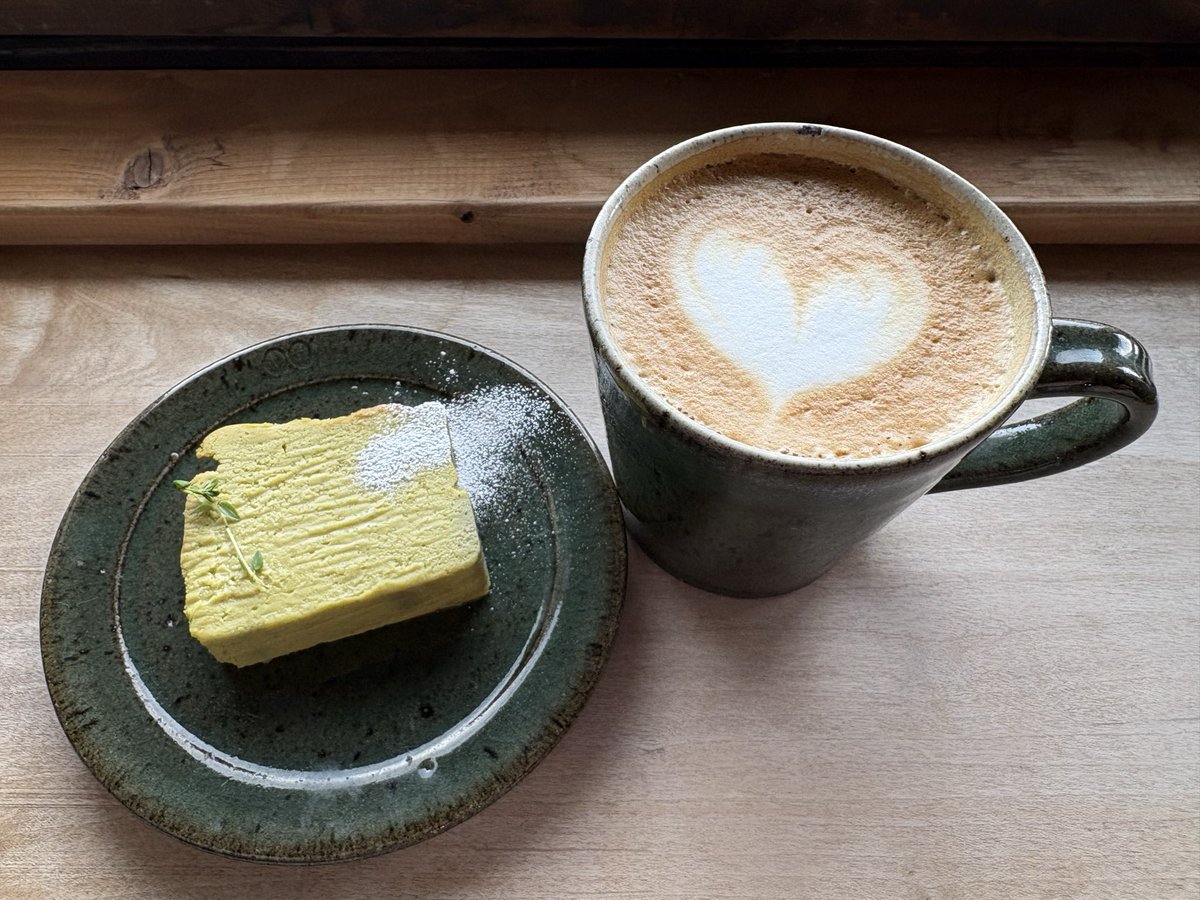 foagurazz's tweet photo. 熊本市本山のロータリーコーヒーでカプチーノ飲んだんだけどめちゃくちゃ美味しい！コク深いエスプレッソとなめらかなフォームドミルクがベストマッチ！(仮面ライダービルドじゃないよ)していて衝撃レベルのうまさ！一緒に頼んだピスタチオケーキも濃厚で最高！リピート確定！ https://t.co/XSKop7Q7Vj