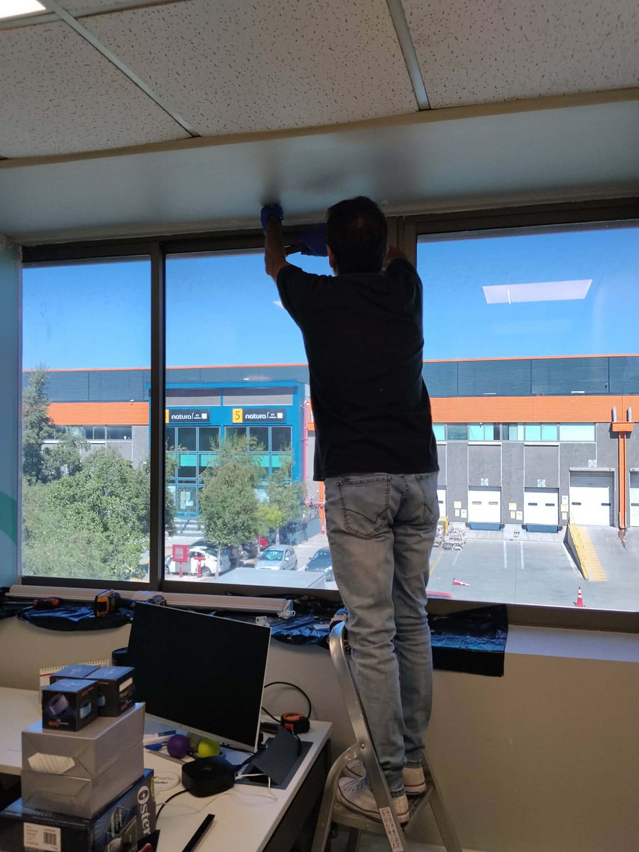 dammonstar's tweet photo. Hace unos días,  realizamos la instalación de 3 sistemas roller de control solar en oficinas administrativas de un centro logístico en la Región Metropolitana, para DHL.

Seguimos avanzando 🚀 #Dammonstar #Instalaciones #Infraestructura #SolucionesTécnicas https://t.co/rVSicxzv2n