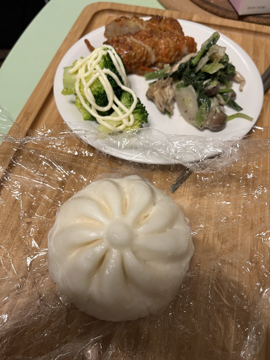 今日のビールはサントリー 東京クラフトペールエール呑むよ！
おつまみはレンチンした肉まん！