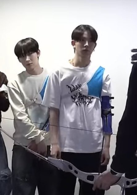 앞으로 나선 형토리와 뒤에서 손모으고  있는 동생토리