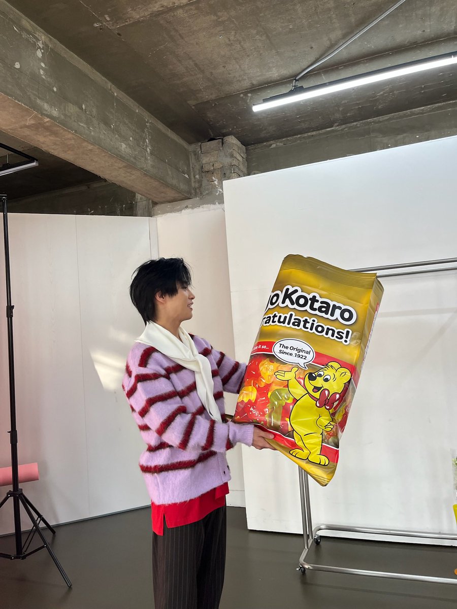 blazeprojectmag's tweet photo. 「BLAZE」2月号表紙｜ #醍醐虎汰朗 @daigokotaro 🎁

BLAZE特別カスタム～
終演に先駆けてお届けしたスペシャルギフト💝

#この世界で君の名前を覚えていたい

🐯雑誌の予約販売がついにスタート🐯
📢販売ページはこちら📢

🍫直筆抽選イベント3月5日24:00て終了（世界共通イベント）

【🌍公式販売サイト🔗 공식 판매 사이트】
A/B/C.VER⬇️
https://t.co/R6siFQEMOT

D.VER FULL SET⬇️
https://t.co/6NyINT8zqj

#イフ恋
#ifの世界で恋がはじまる
#千と千尋の神隠し
#다이고코타로
#센과치히로의행방불명
#IF의세계에서사랑이시작된다