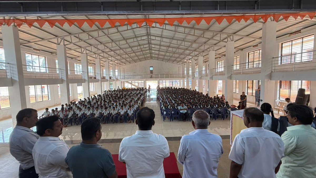 gantihole's tweet photo. ಸಮೃದ್ಧ ಬೈಂದೂರು ಪರಿಕಲ್ಪನೆಯ 300 ಟ್ರೀಸ್ ಯೋಜನೆಯಡಿಯಲ್ಲಿ ಇಂದು ಸಿದ್ದಾಪುರದ ಸರಕಾರಿ ಪ್ರೌಢಶಾಲೆಯಲ್ಲಿ ನೂತನ ಸ್ಮಾರ್ಟ್ ಕ್ಲಾಸ್ ಅನ್ನು ಉದ್ಘಾಟಿಸಲಾಯಿತು.

ಈ ಸಂದರ್ಭದಲ್ಲಿ ಸ್ವಯಂಸ್ಫೂರ್ತಿ ಫೌಂಡೇಶನ್‌ನ ಶ್ರೀ ನಾಗರಾಜ್‌ ಶೆಟ್ಟಿ ಜಡ್ಕಲ್‌ ಮತ್ತು ಪ್ರಮುಖರು ಉಪಸ್ಥಿತರಿದ್ದರು.  

#300Trees #SmartClass #BJPByndoor #SamruddhaByndoor #GururajGantihole