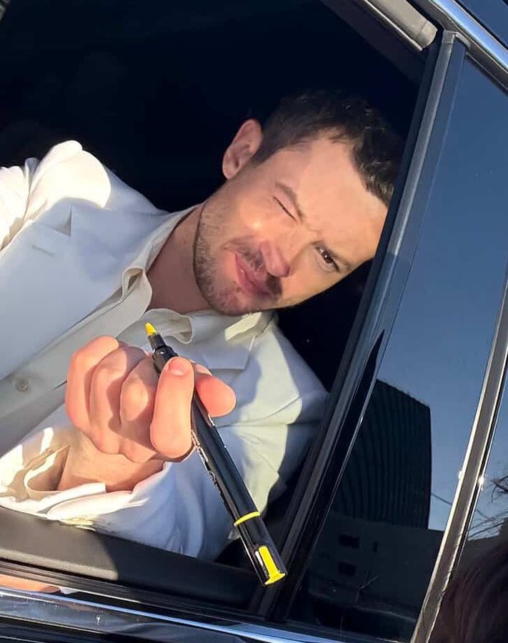 Daily Joseph Quinn picture challenge: if you would like to join in, please share your favourite pictures or GIFs (no private pictures or GIFs, please). Today is your favourite pic/gif of Joe in a selfie.