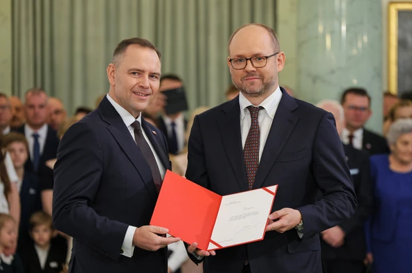 UWAGA ‼️Do Waszyngtonu na Radę Pokoju Trumpa jedzie Przydacz. Zaproszeni są też, a jakże - sam Putin i Łukaszenka. Wspaniała ekipa "patriotów". 

Smaczek: Krasnov chce 5 mld $ i wysłania tysięcy żołnierzy do Strefy Gazy. Chłopaków z psychoprawicy czekają zatem dwie zbiórki: kasa