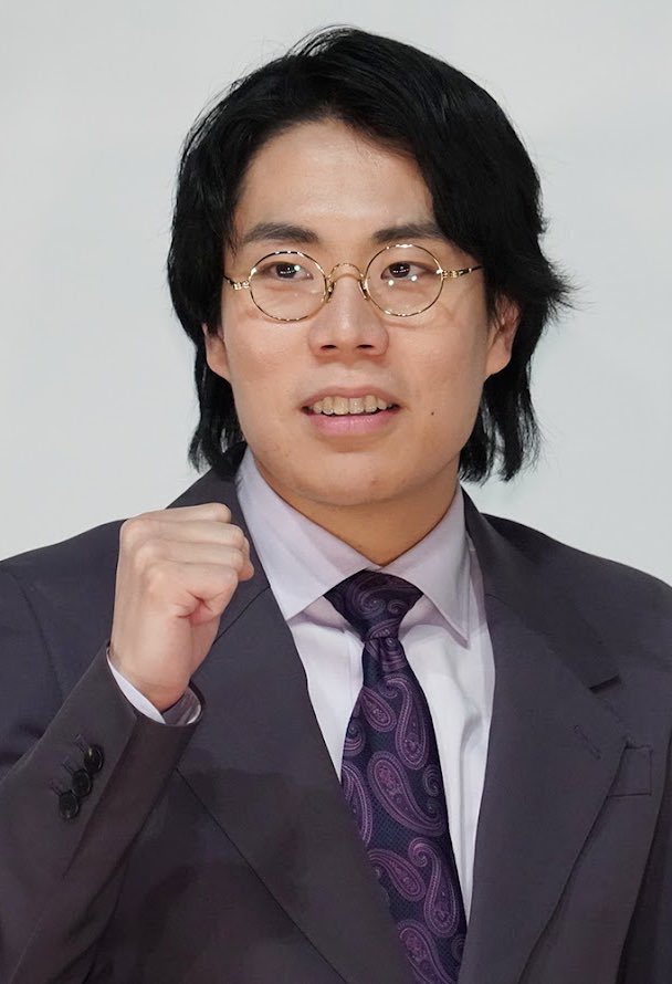 tokyoparasite's tweet photo. 文春から出てたM-1優勝芸人＆大物美容タレントの熱愛 は令和ロマンの高比良くるまとMEGUMIだったか！

今はお互い独身な訳だし、くるまは年齢に囚われずMEGUMIを愛していて本当に素敵だと思う！

相方もケムリも結婚して子供が産まれ、人生を進めた訳だし今後の展開が楽しみだ！ https://t.co/x6lay27EUA