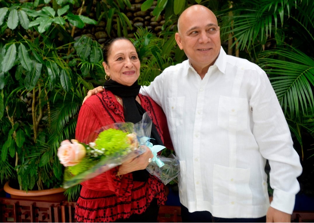 Felicitamos a La Musicalísima Beatriz Márquez, gloria de nuestra cultura, que cumple años hoy. Un fuerte abrazo y mucha salud. #CubaEsCultura